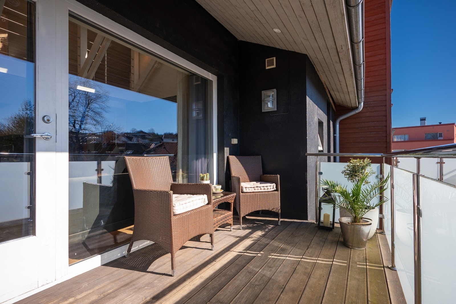 Veranda på 8 kvm er delvis overbygd og har gode solforhold hele dagen. Galleribilde