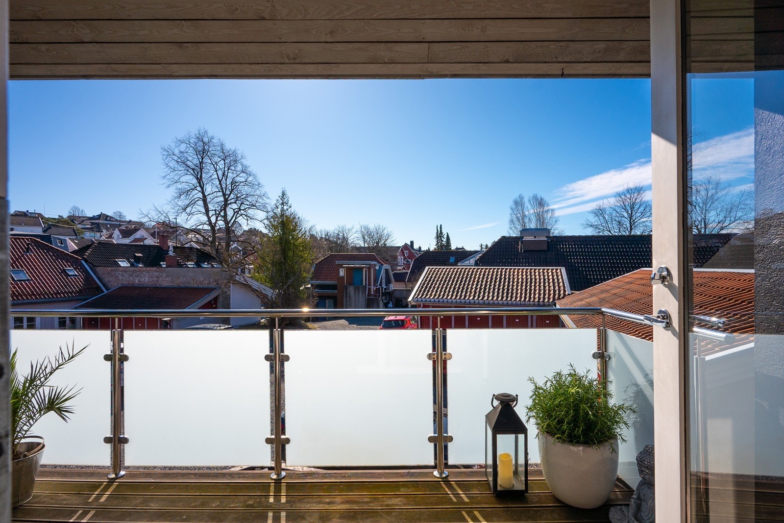 Boligen har meget sentral beliggenhet på Skarmyra, i et historierikt og veletablert boligområde med gangavstand til det meste. Galleribilde