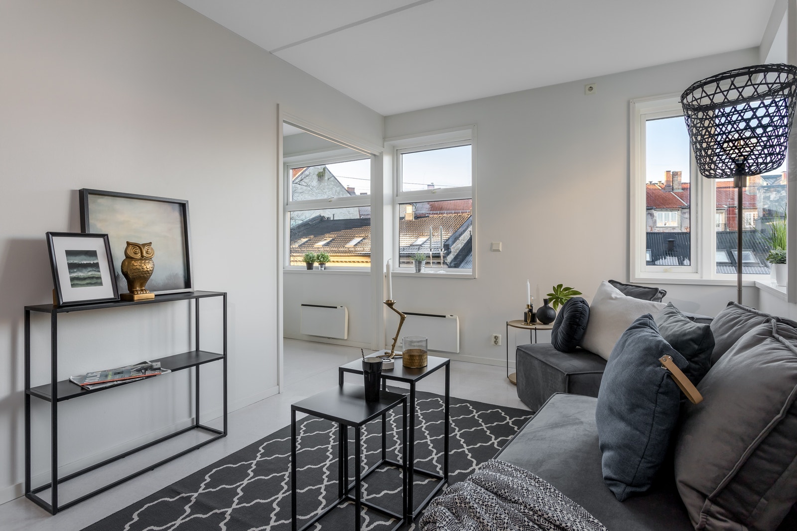 Stue med vinduer vendt mot Waldemar Thranesgate. Mye lys Galleribilde