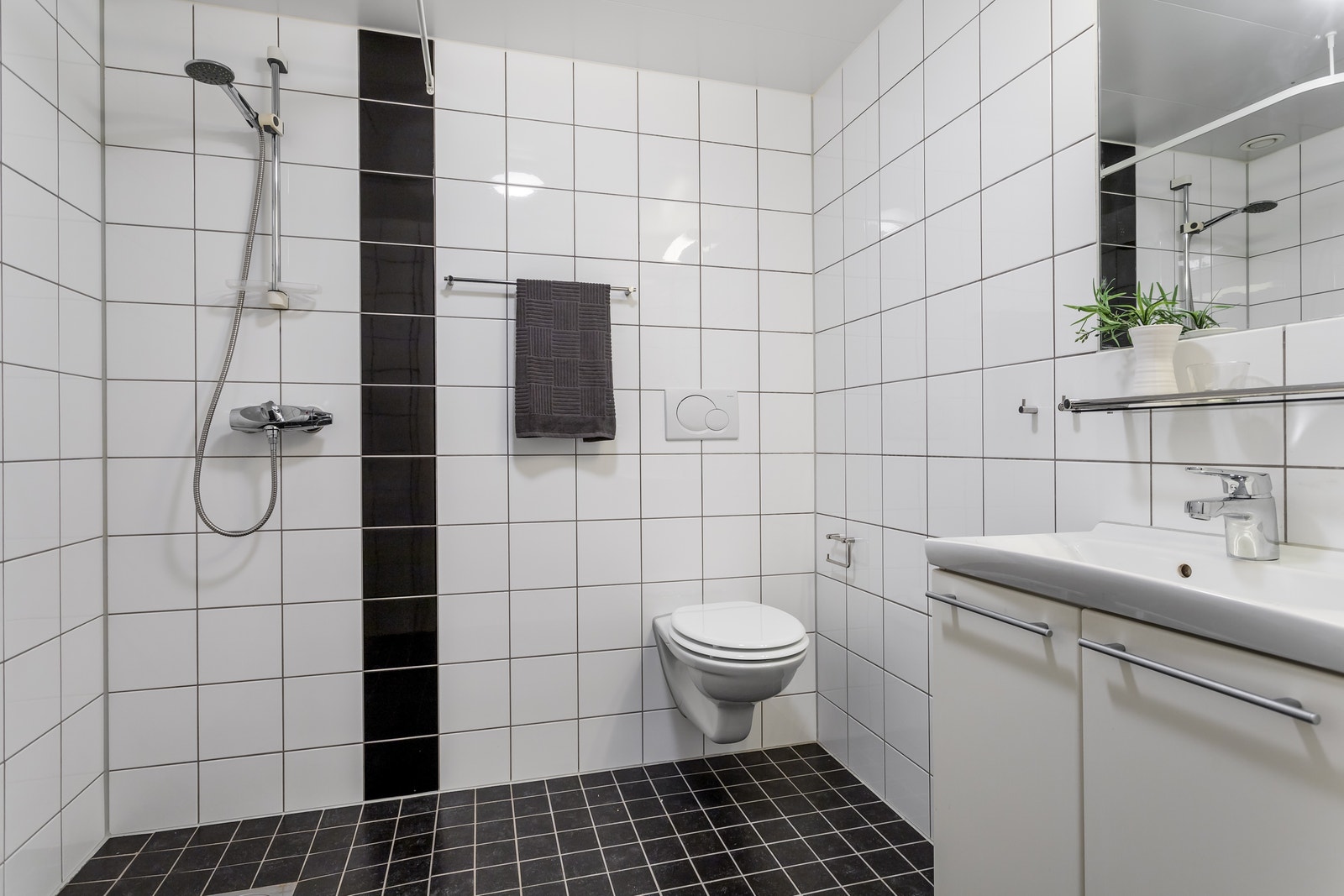 Fliselagt bad med varmekabler. Leveres med vaskemaskin. Galleribilde