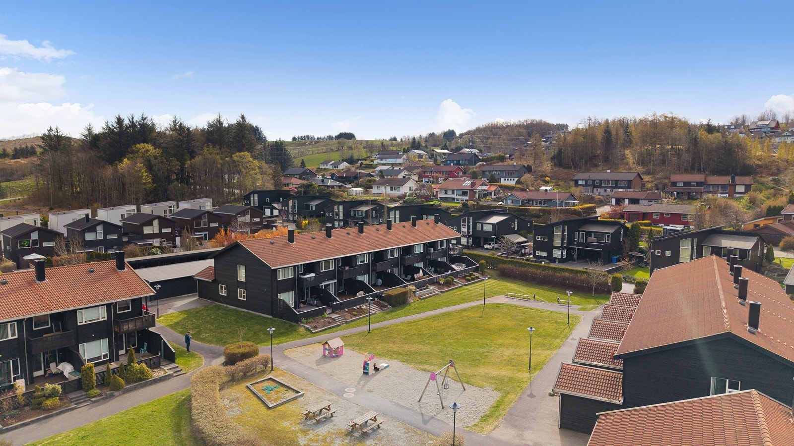 Velkommen til Floen 10! Innbydende og fint rekkehus over 2 plan. Attraktivt og barnevennlig område på Kvernaland Foto: Brian Engen Galleribilde