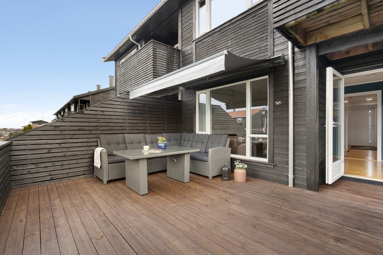 Terrassen er sørvestvendt og byr på fine solforhold - perfekt for grilling, soling eller avslapning. Et hyggelig samlingspunkt til både familie og venner. Galleribilde