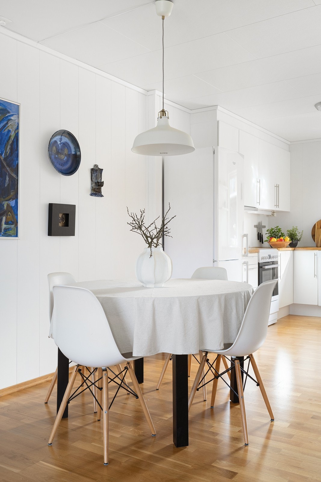 Naturlig plassering av spisebordet som en forlengelse av kjøkkenet, noe som gjør det enkelt å samle familien til måltider eller invitere til hyggelige middager. Galleribilde