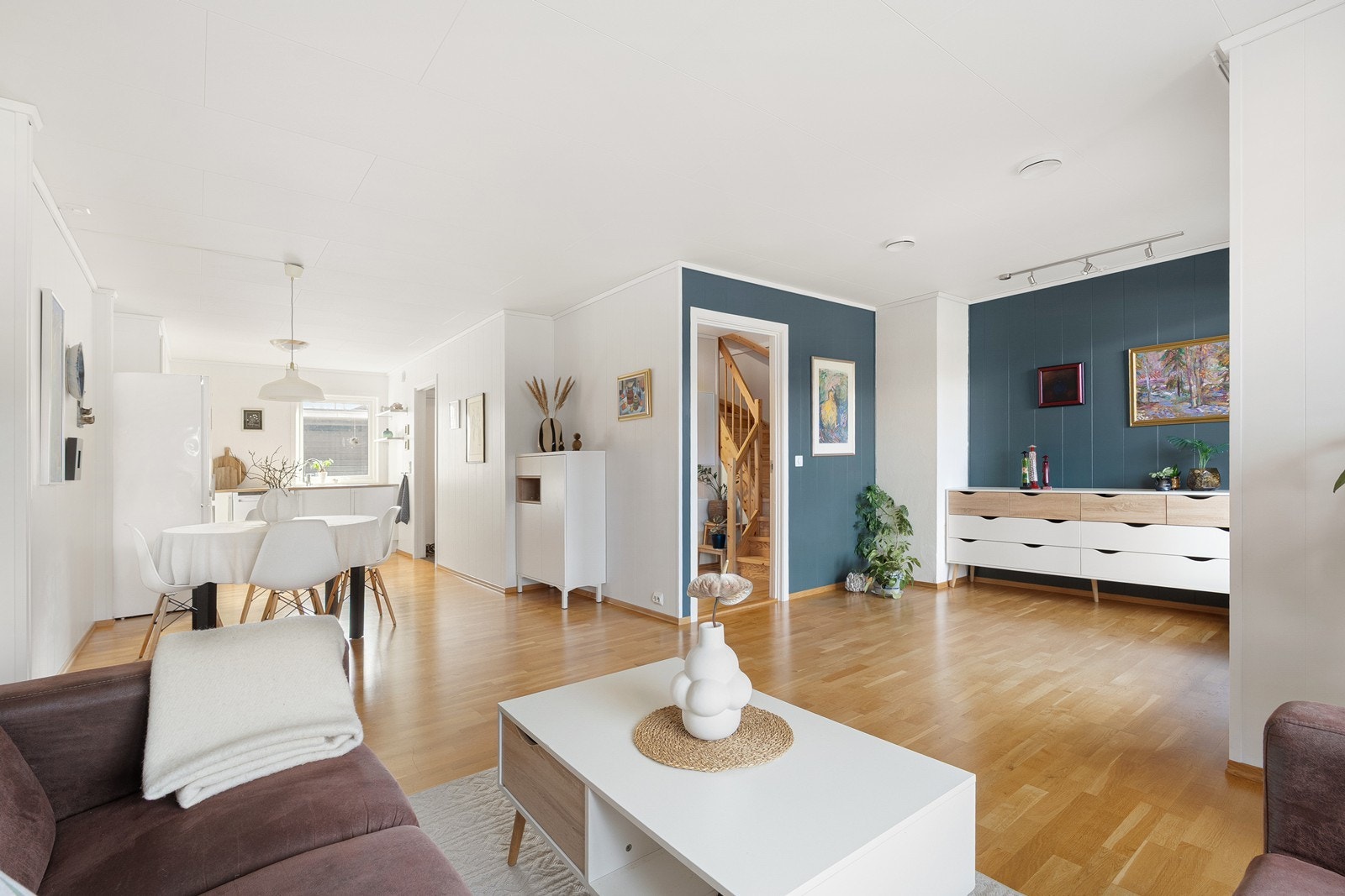 Parkett på gulv og lysmalte vegger med kontrast fargevalg gir et moderne og innbydende uttrykk. Galleribilde