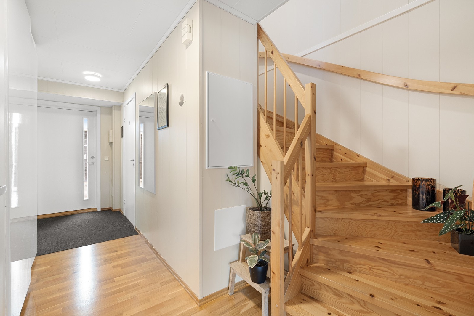 Entré med parkett på gulv og gode muligheter til oppbevaring av hele familiens samling av yttertøy, sko og småsaker i skyvedørsgarderoben. Galleribilde