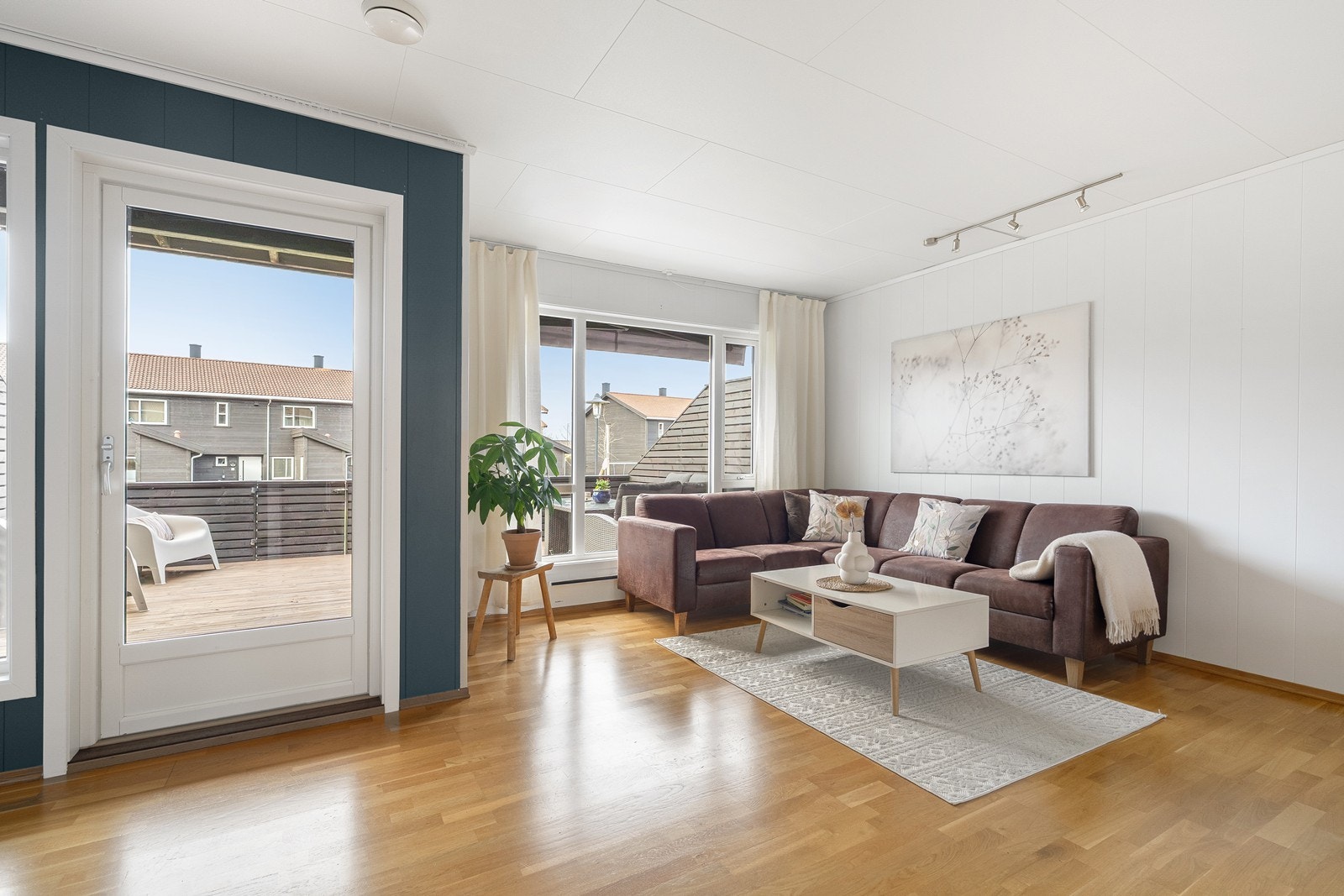 Utgang til uteområdet som er opparbeidet med terrasse og levegg/gjerde. Galleribilde