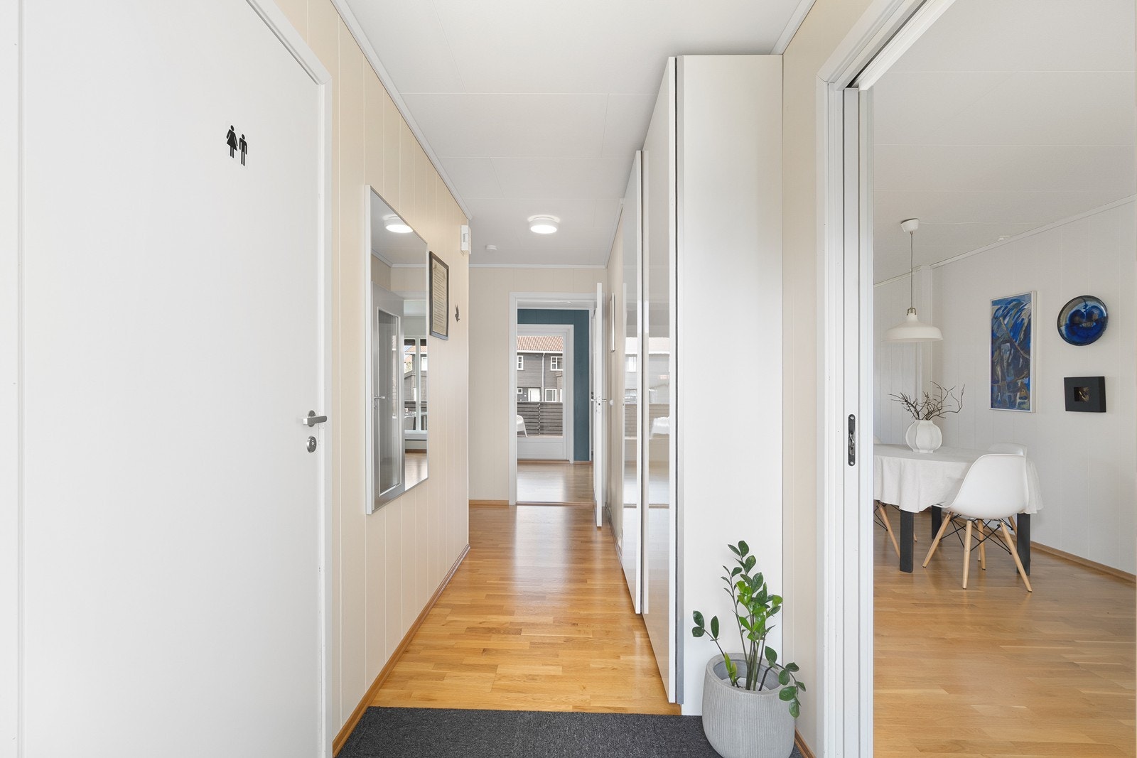Gode oppbevaringsmuligheter, med praktiske garderobeskap i gangen. Galleribilde