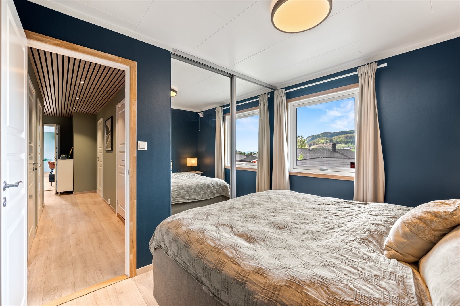 Integrert skyvedørsgarderobe med rikelig av lagringsplass Galleribilde