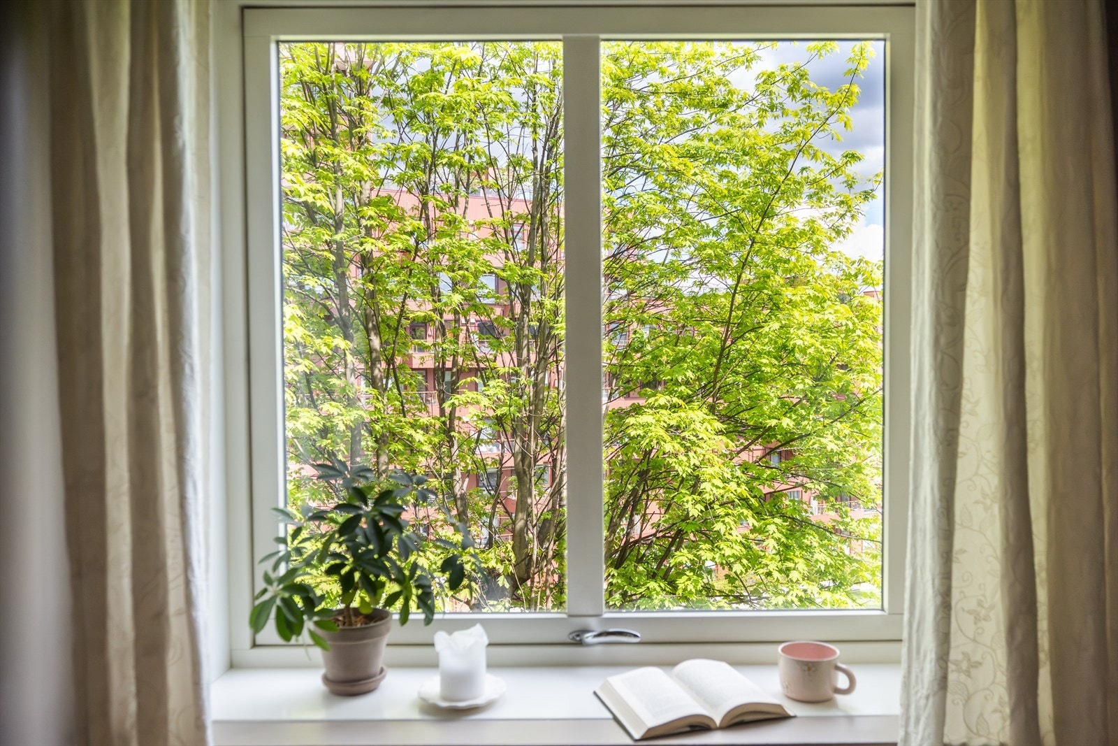 Leiligheten har flotte grøntarealer rett på utsiden som gjør at man har en usjenert beliggenhet med lite innsyn. Galleribilde