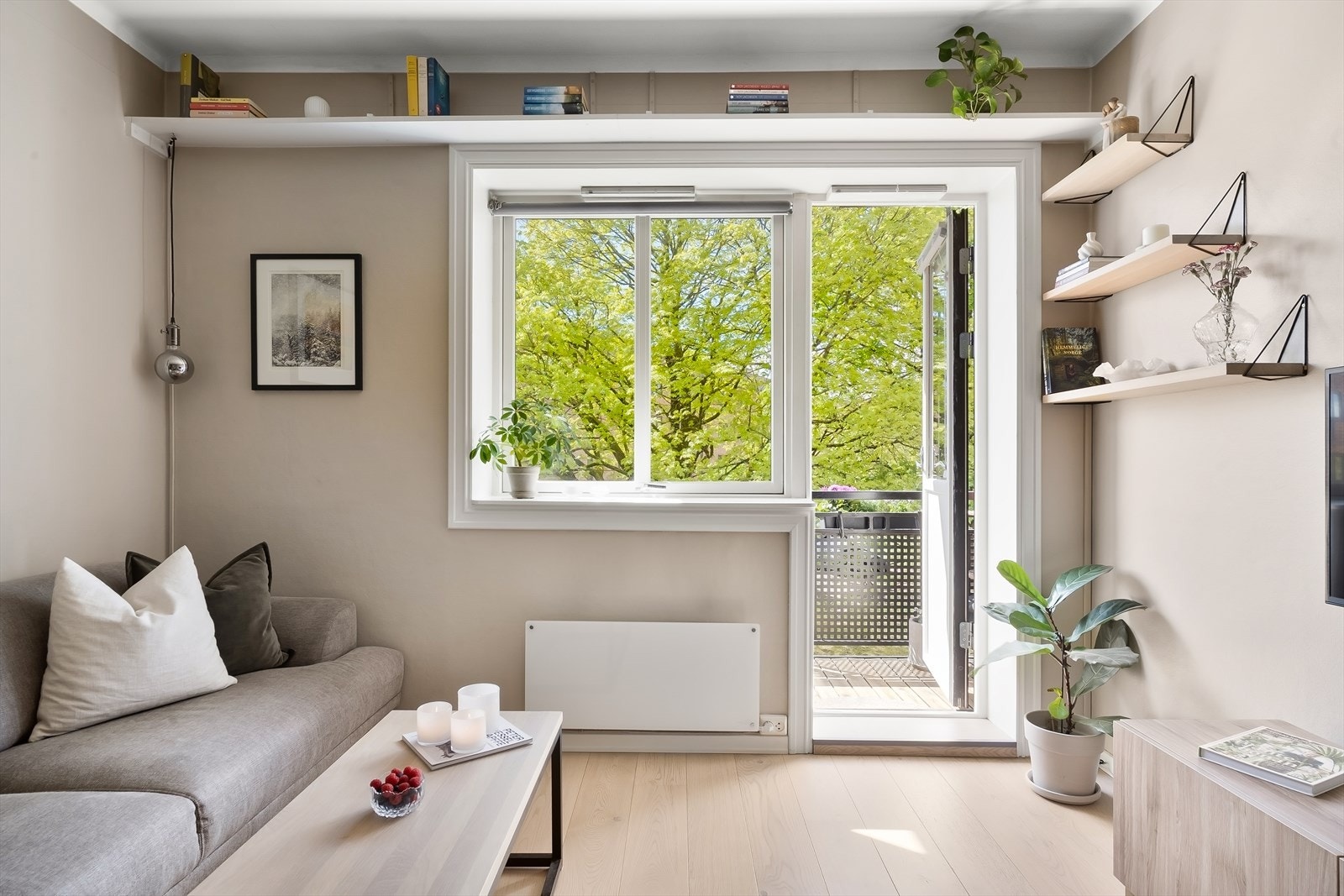 Leiligheten har store vindusflater med frodig utsyn. Galleribilde