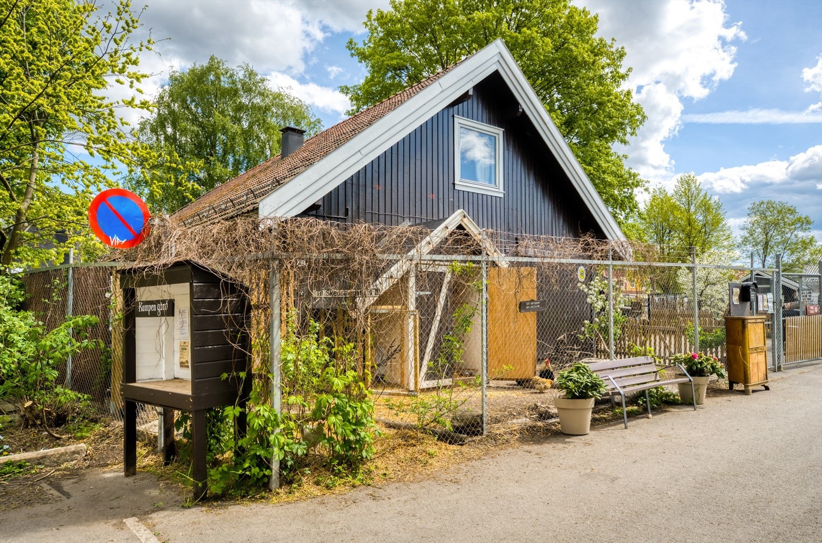 Kampen er et utrolig rolig nabolag, med kort avstand til sentrum. Det er barnevennlig bomiljø med parker, gode barnehager og skole. Kampen Barnebondegård er ca. 1 min unna leiligheten. Galleribilde