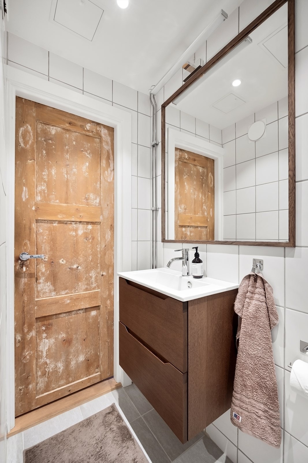 Flislagt bad renovert i regi av aksjelaget i 2006. Badet er overflateoppusset sent i 2024 med nye fliser, ny innredning, nytt tak og spotter. Galleribilde