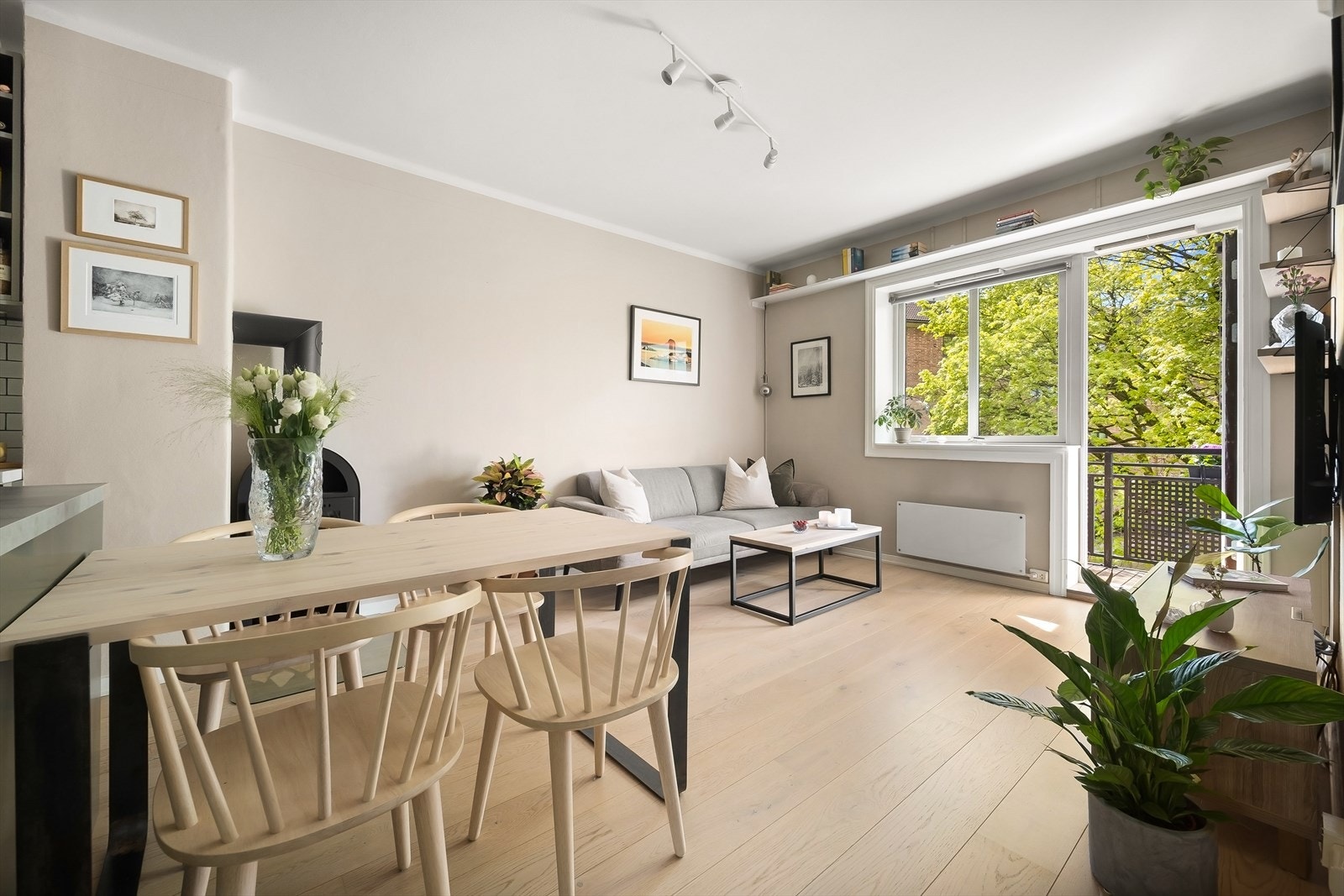 En lys og innbydende stue med store vindusflater som slipper inn rikelig med dagslys og gir en herlig romfølelse. Galleribilde