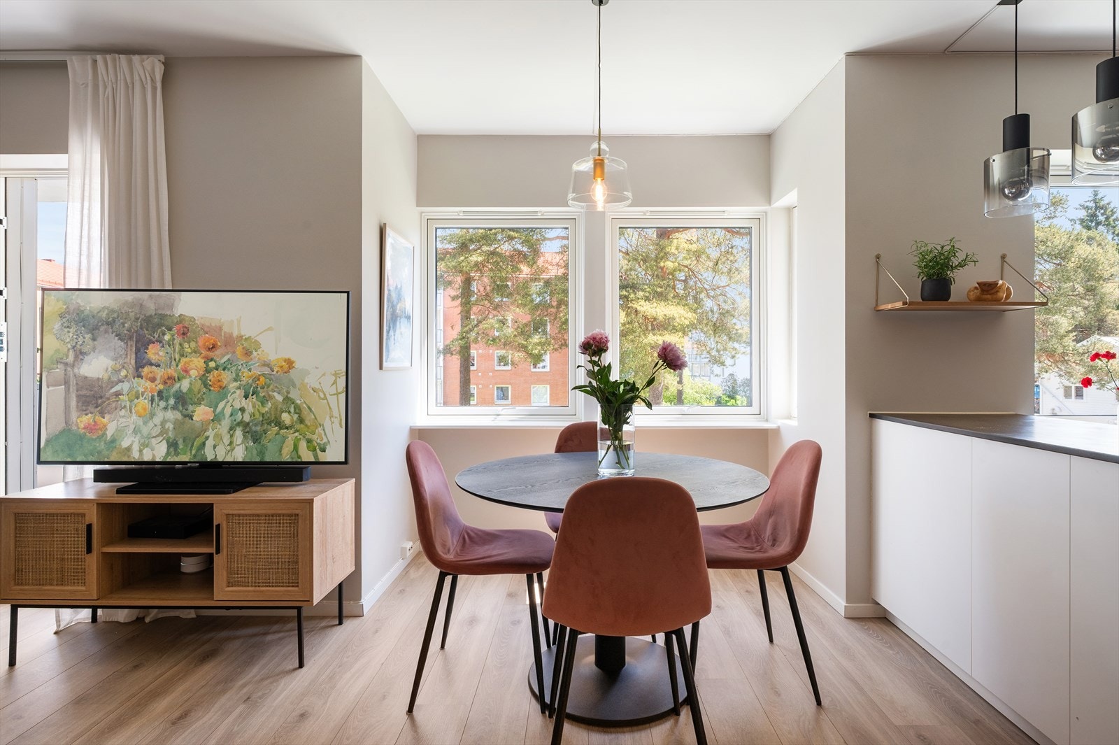 God plass til et spisebord for hyggelige middagsselskaper. Galleribilde