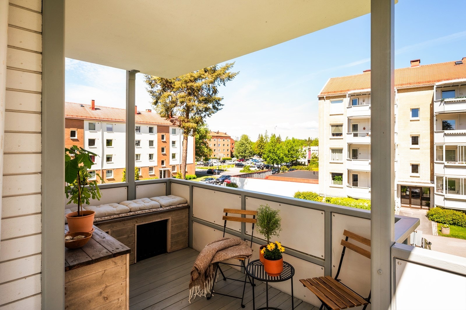 Terrassebord er lagt på tilfarere i tre. Galleribilde
