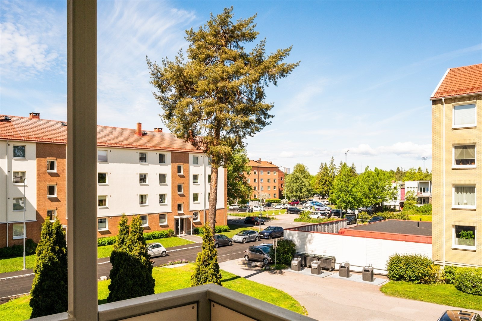 Balkongen har også en trivelig utsikt mot sameiets fellesområder. Galleribilde