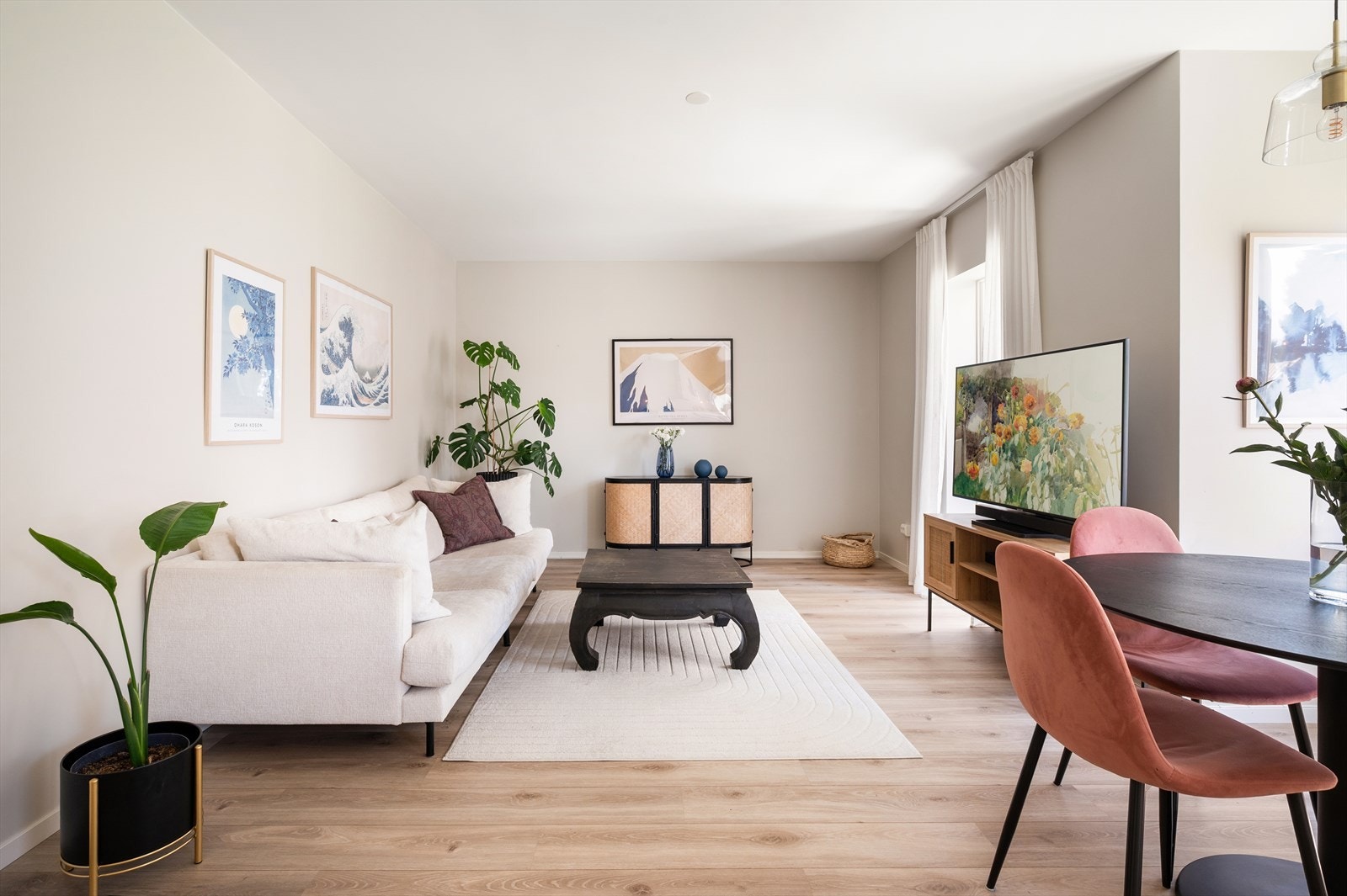 Stuen har også store vinduer som slipper inn rikelig med naturlig lys, og skaper en luftig atmosfære. Galleribilde