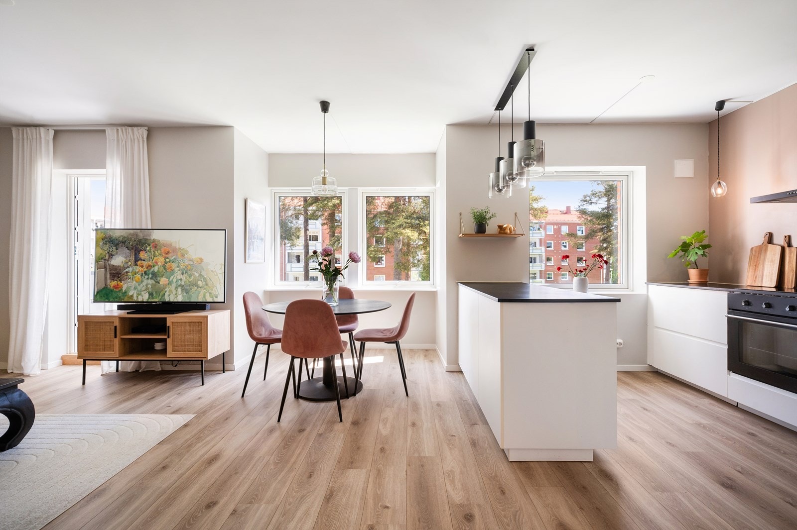 Stuen ligger i åpen løsning mot kjøkkenet, noe som gir en sosial og moderne planløsning. Galleribilde