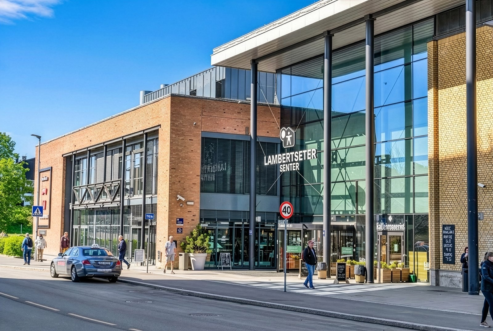 Kort vei til Lambertseter senter med flere butikker og kaféer. Galleribilde