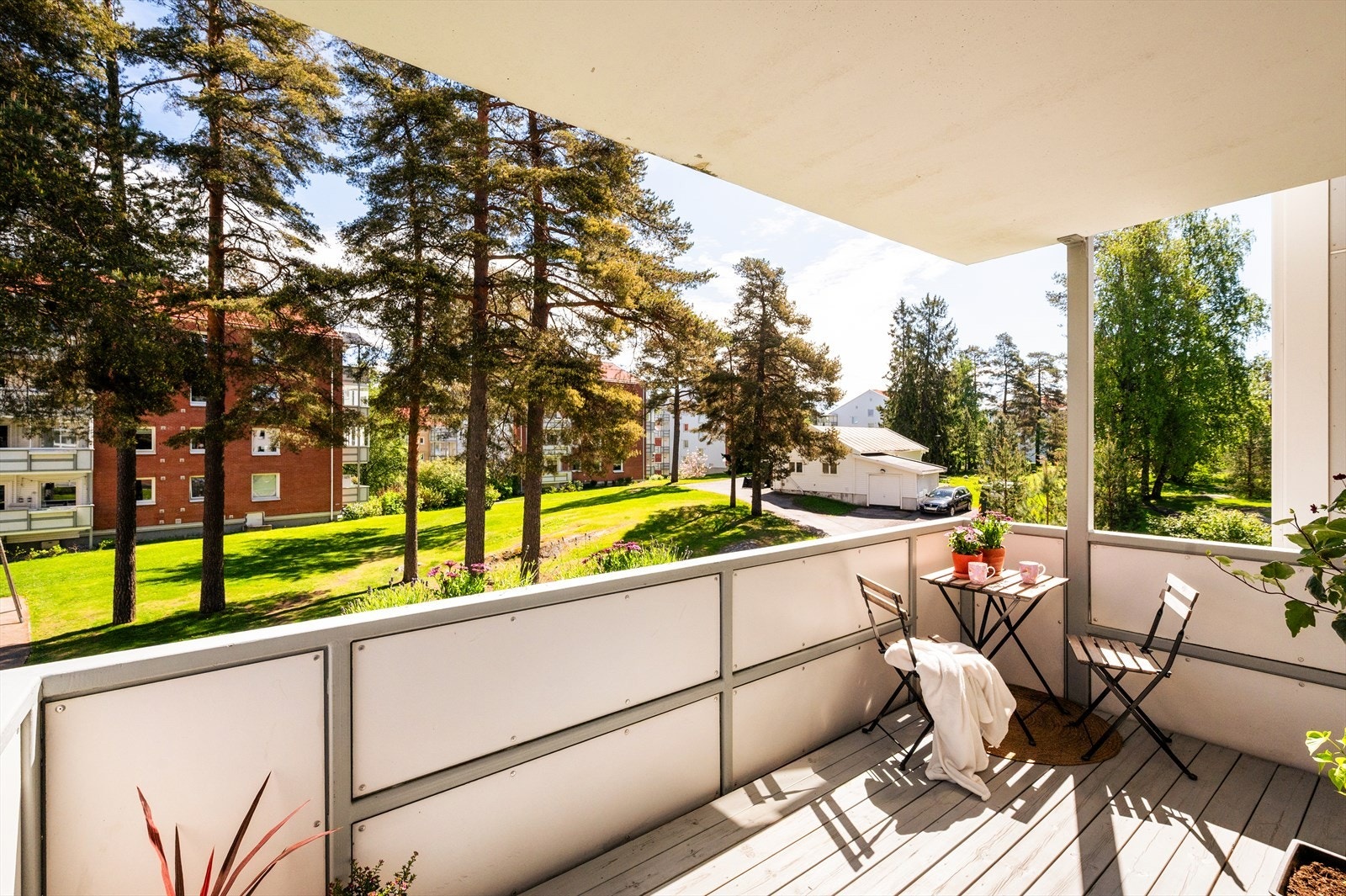 Den overbyggede løsningen gjør at balkongen kan benyttes store deler av året, og gir et flott ekstra oppholdsareal i tilknytning til stuen. Galleribilde