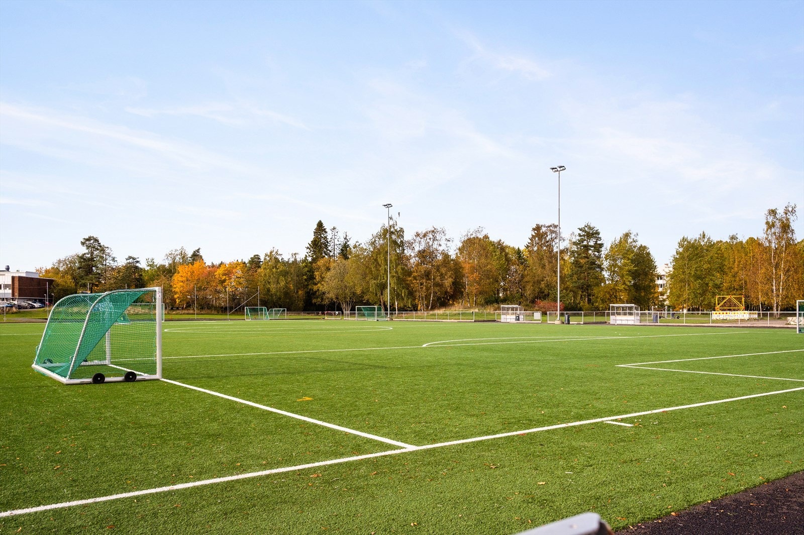 Flere tilbud i område for både barn og voksne. Blant annet fotballbanen som er et naturlig samlingspunkt for lek, aktivitet og idrettsglede i nabolaget. Galleribilde