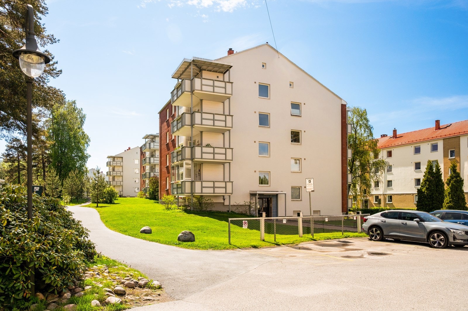 Borettslaget har 6 garasjer til utleie. Utleie administreres av styret. Galleribilde