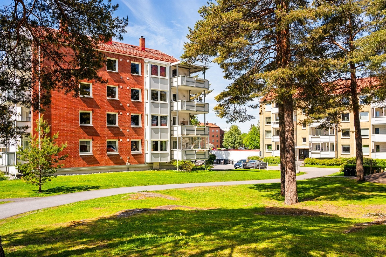Fellesområdene rundt boligblokken er pent opparbeidet med gressplen og gangsti. Galleribilde