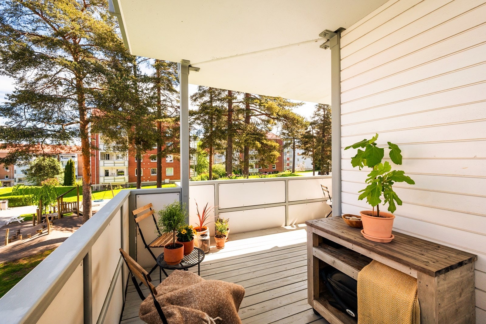 Her er det god plass til både sittegruppe, loungeområde og beplantning, med mulighet for å etablere flere hyggelige soner. Galleribilde