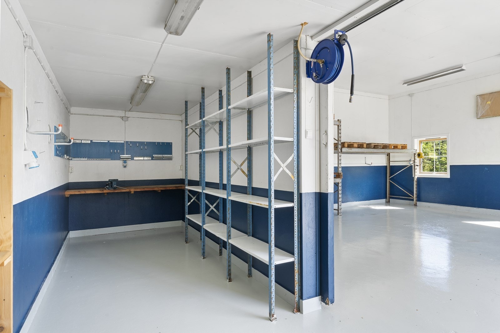 Garasjen ligger på nedsiden av huset. Galleribilde