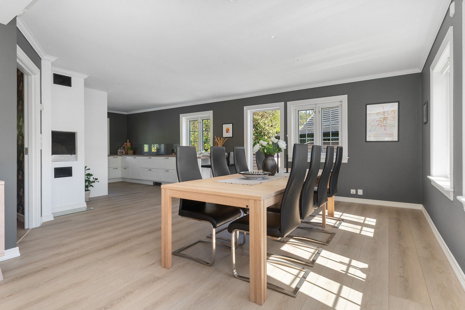 God størrelse med plass til langbord som rommer hele storfamilien. Galleribilde