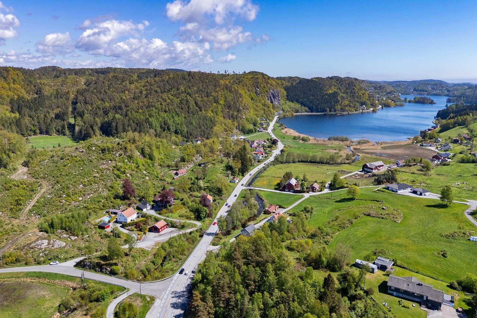 Nærområdet består av en fin blanding av gårdsbruk og boliger, og byr på naturskjønne omgivelser. Galleribilde