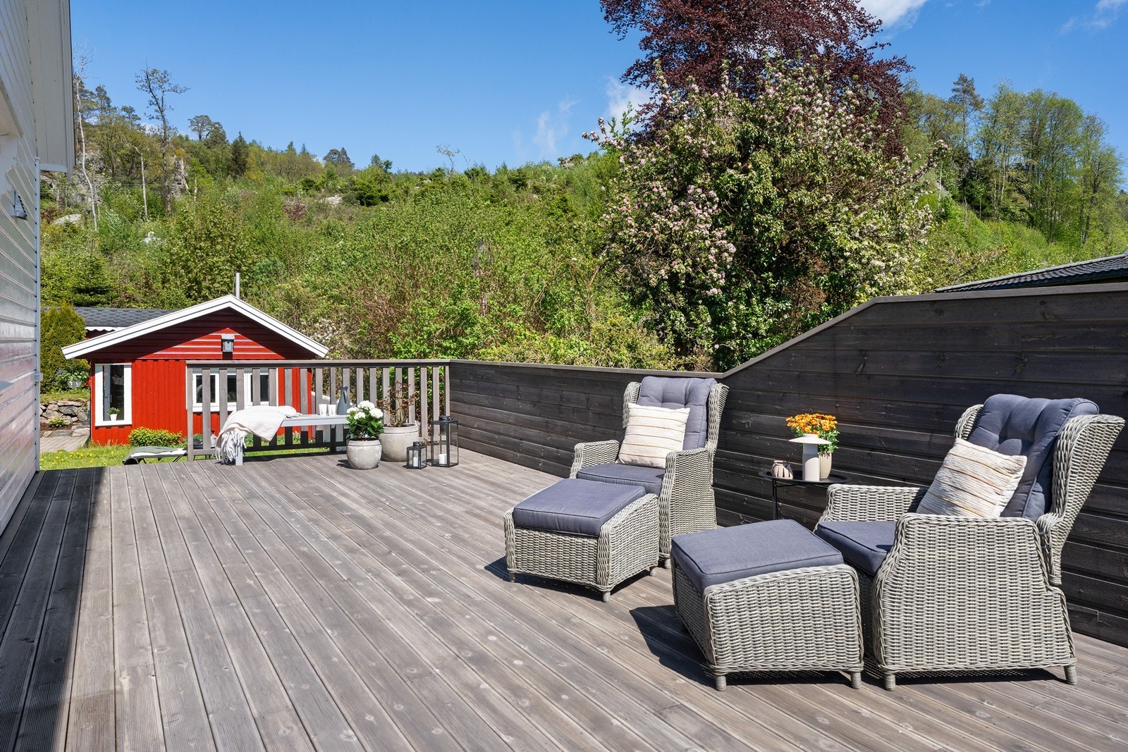 Tomten har svært gode solforhold, med sol fra morgen til sen kveld. Galleribilde