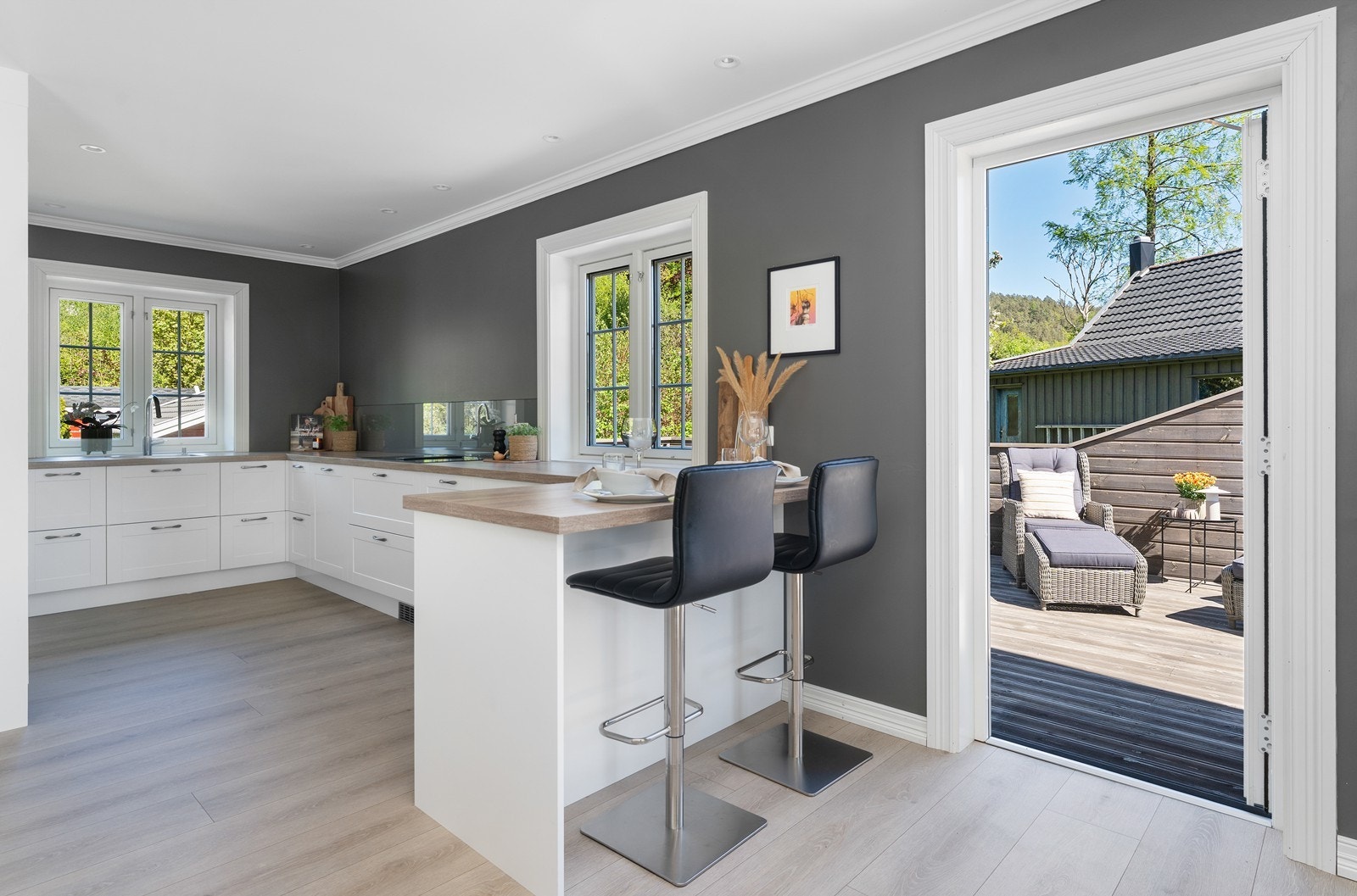 Direkte utgang til en stor og innbydende terrasse som er ideell for måltider ute eller sosiale sammenkomster. Galleribilde