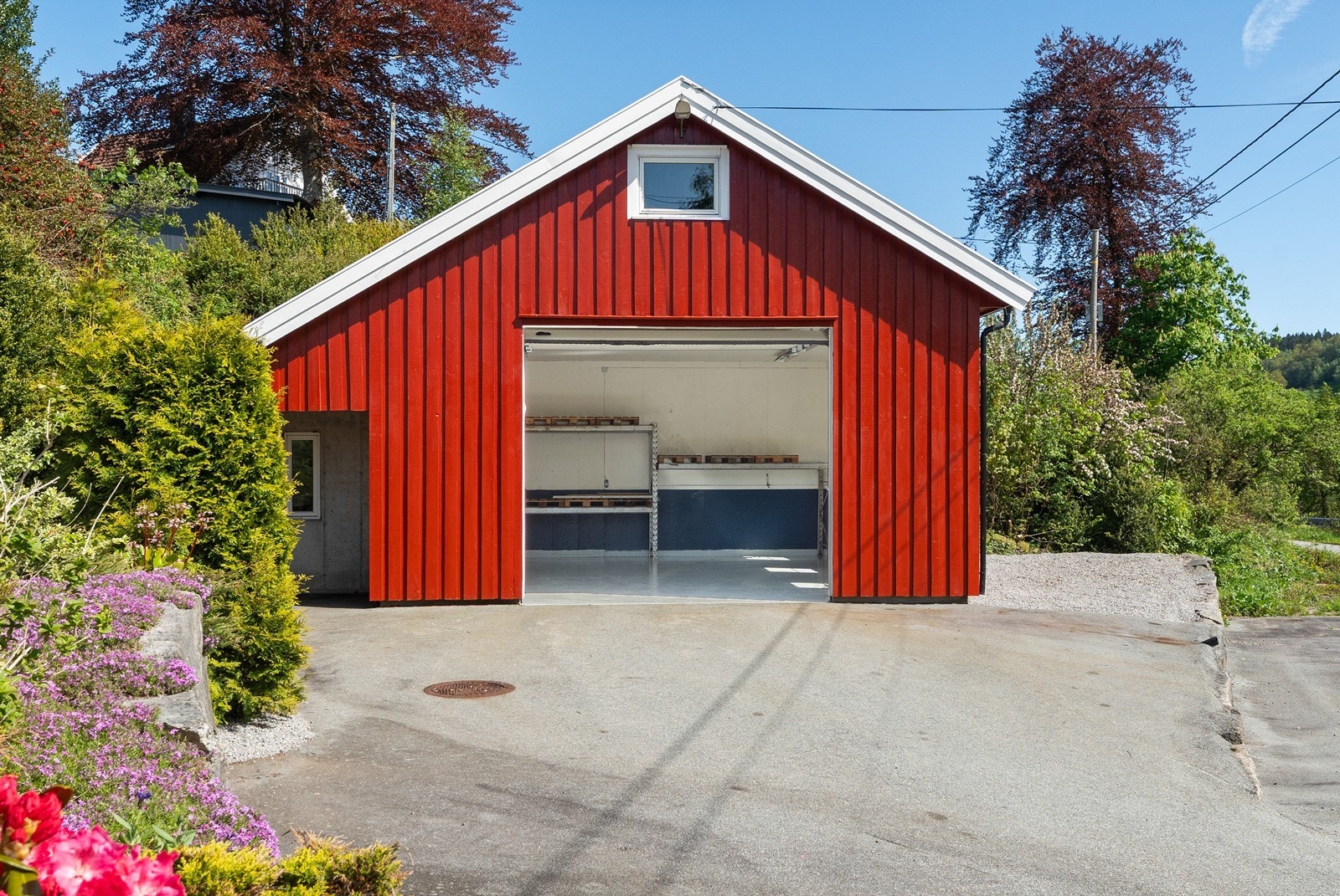 Stor garasje på ca. 80 kvm. Garasjen er isolert og har elektrisk industriport. Galleribilde