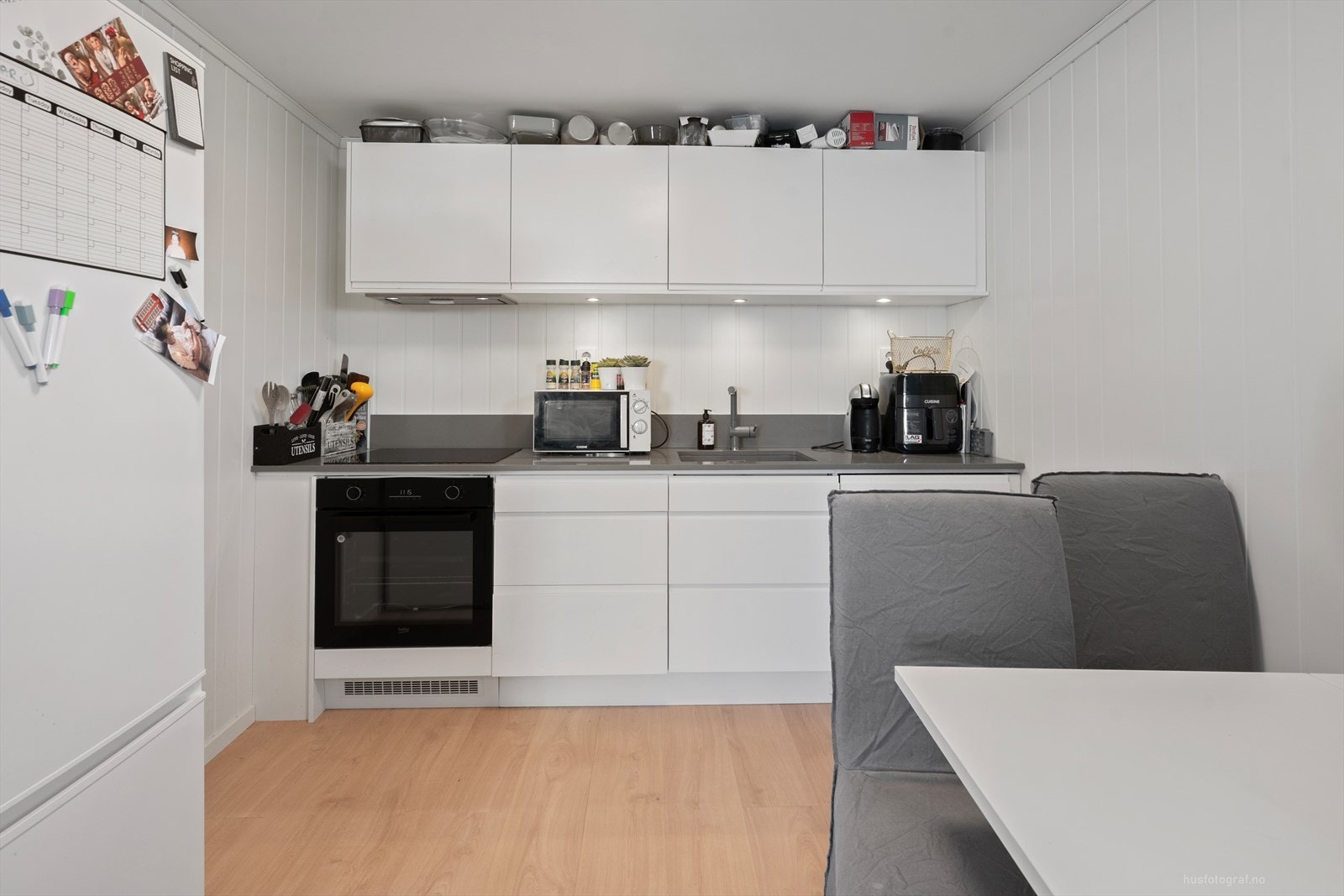 Praktisk Epoq-kjøkken med integrert stekeovn, platetopp og oppvaskmaskin. Galleribilde