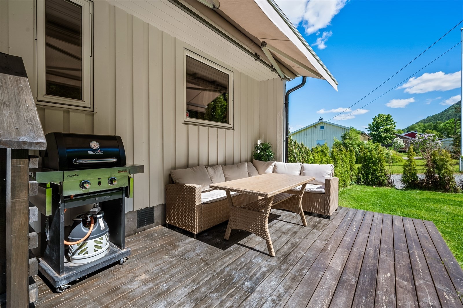 En romslig markterrasse på ca. 19 kvadratmeter gir rikelig med plass for utemøbler og grill. Galleribilde