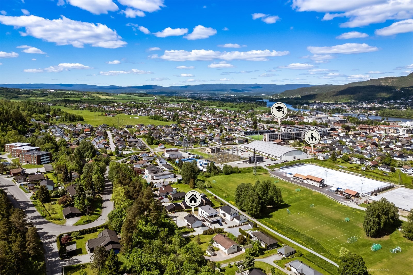 Beliggenheten gir nærhet til både skoler, barnehager og kollektivtransport som Mjøndalen stasjon. Galleribilde