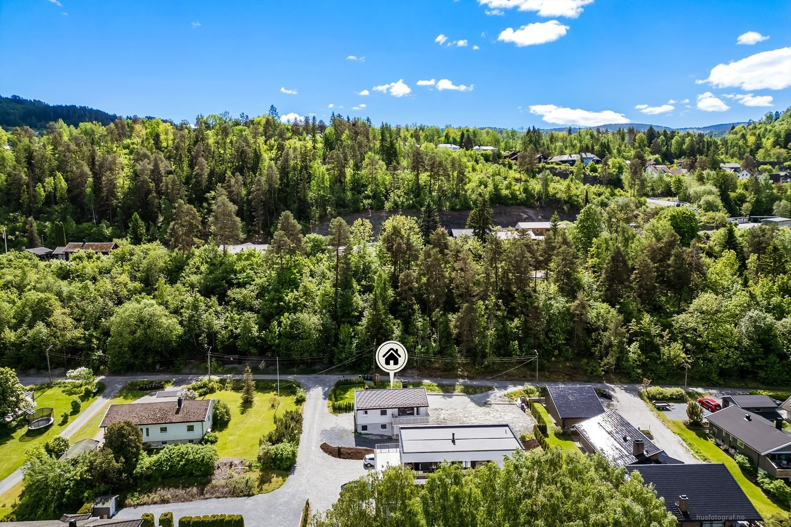 Eiendommen ligger i et etablert boligområde, hovedsakelig bestående av eneboliger. Galleribilde