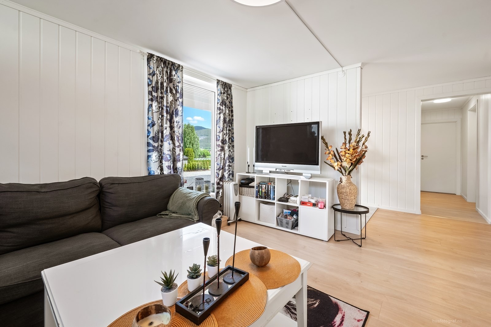 Stuen i utleiedelen har malte panelvegger og laminat på gulvet. Galleribilde