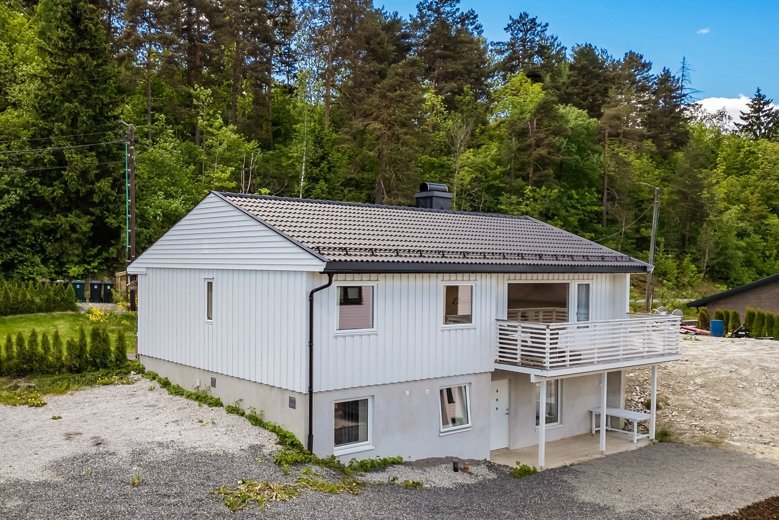 Naboseksjonen på samme eiendom har fått byggetillatelse datert 03.09.2024 for oppføring av kjedet enebolig, slik at eksisterende enebolig ombygges til to kjedede eneboliger. Galleribilde