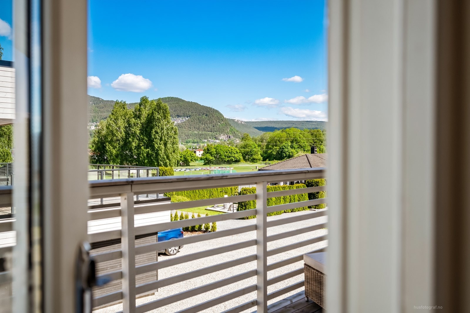 Utsikt over nærområdet fra boligens første etasje. Galleribilde