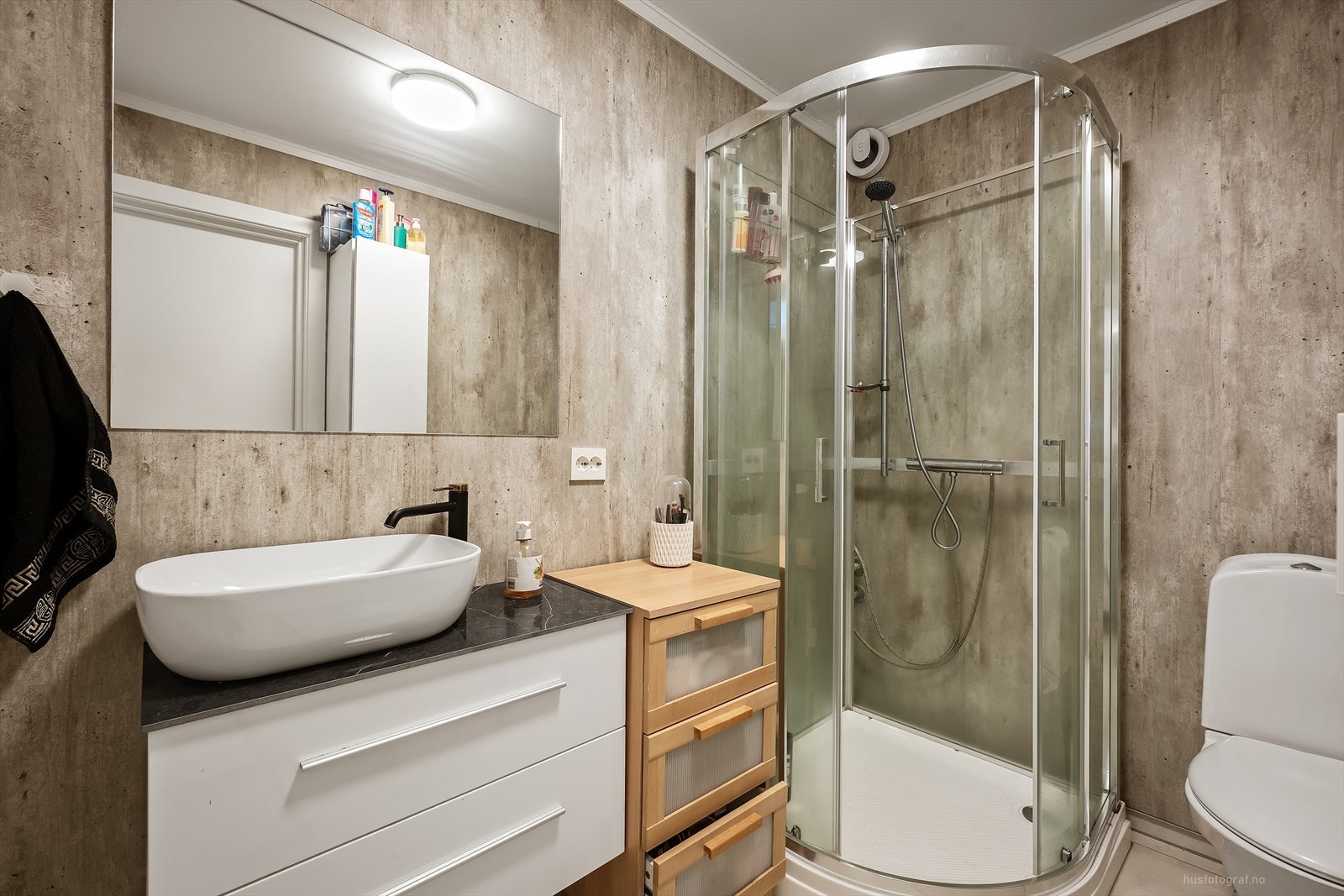 Badet har flislagt gulv og elektriske varmekabler. Galleribilde