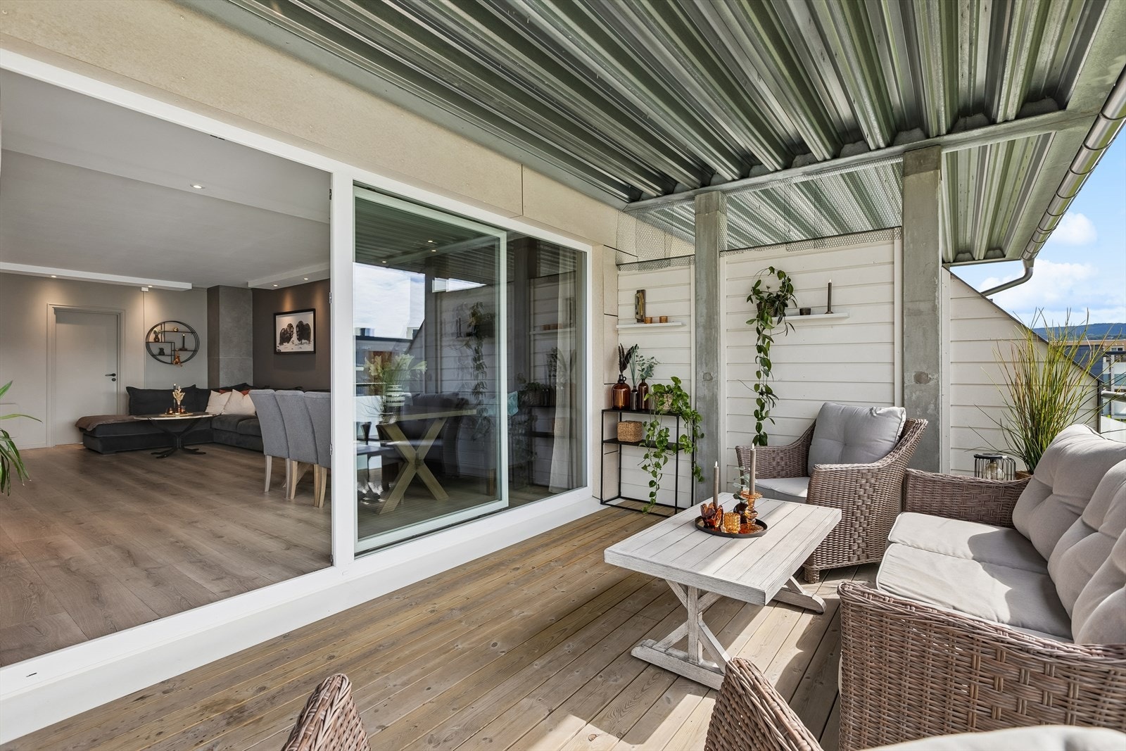 Verandaen har overbygd tak, hvilket gir mulighet for bruk i flere sesonger. Galleribilde