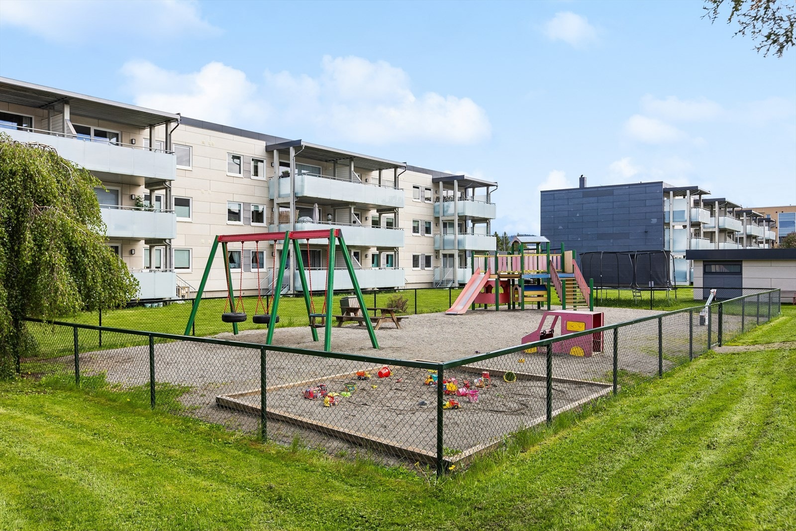 Like utenfor leiligheten er det en rolig og skjermet lekeplass tilrettelagt for små barn. Galleribilde