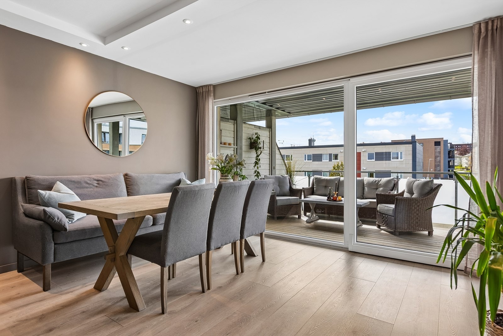 Fra stuen er det direkte utgang til egen balkong på 14m², som enkelt fungerer som en forlengelse av oppholdsrommet på sommerstid. Galleribilde