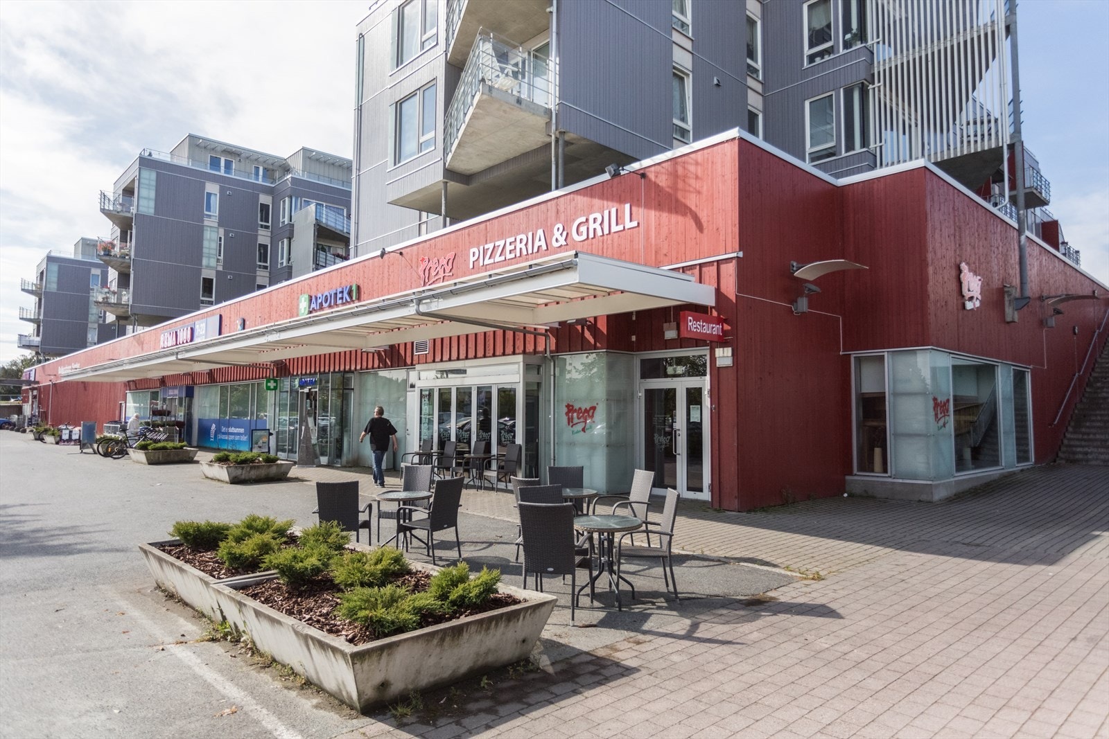 Nærmeste dagligvarebutikk er Rema 1000. Rett i nærheten ligger også Plantasjen, apotek og flere restauranter. Galleribilde