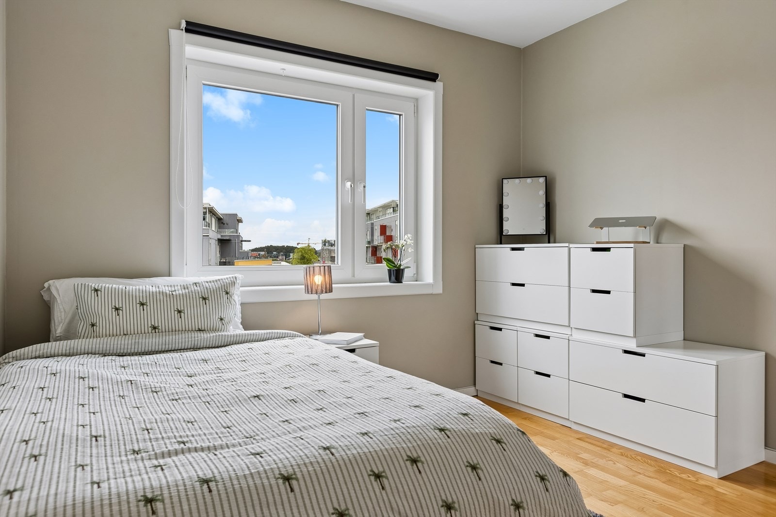 Soverom 2 på 11m² passer perfekt som barnerom, kontor eller gjesterom. Galleribilde