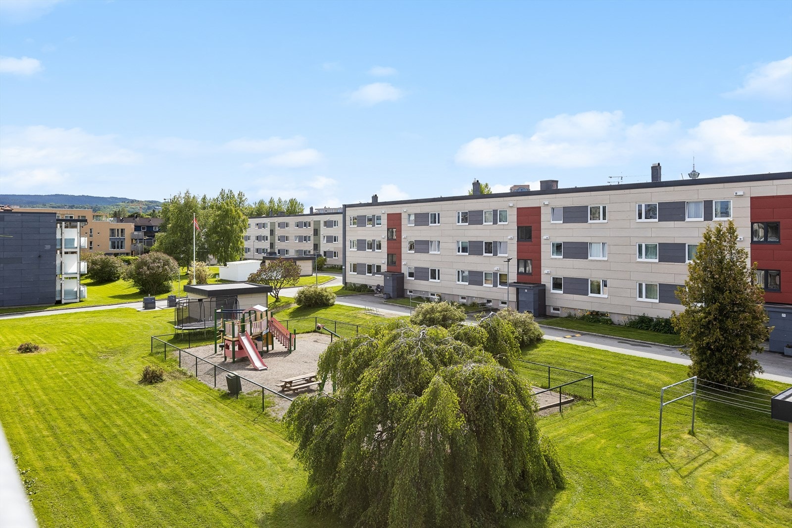 Det er kort avstand til Trondheim sentrum og gode kollektivtilbud. Fra Persaunet tar det ca. 10 minutter å sykle til Solsiden og sentrum, samt sykkelavstand til blant annet Handelshøyskolen BI, NTNU og St.Olavs. Galleribilde
