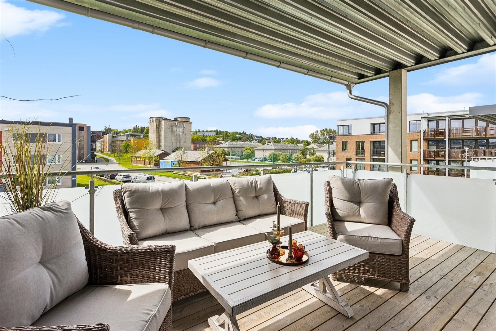 Vestvendt veranda med gode solforhold og et lyst, rolig uteområde. Galleribilde