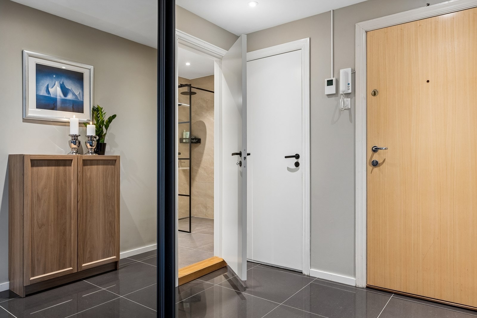 Entré med fliser og malte vegger - pent, praktisk og enkel å møblere. Galleribilde